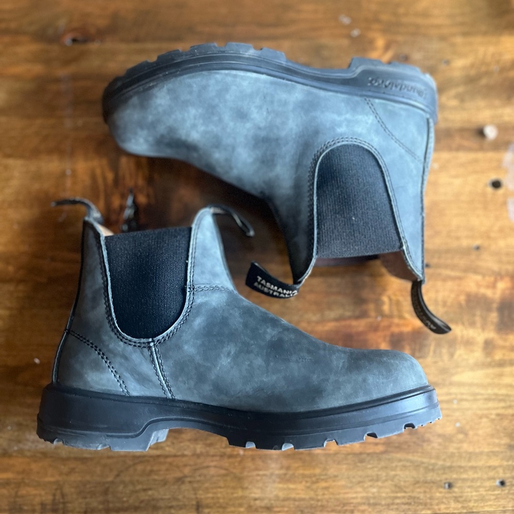 Blundstone Chelsea Boots in rustic black